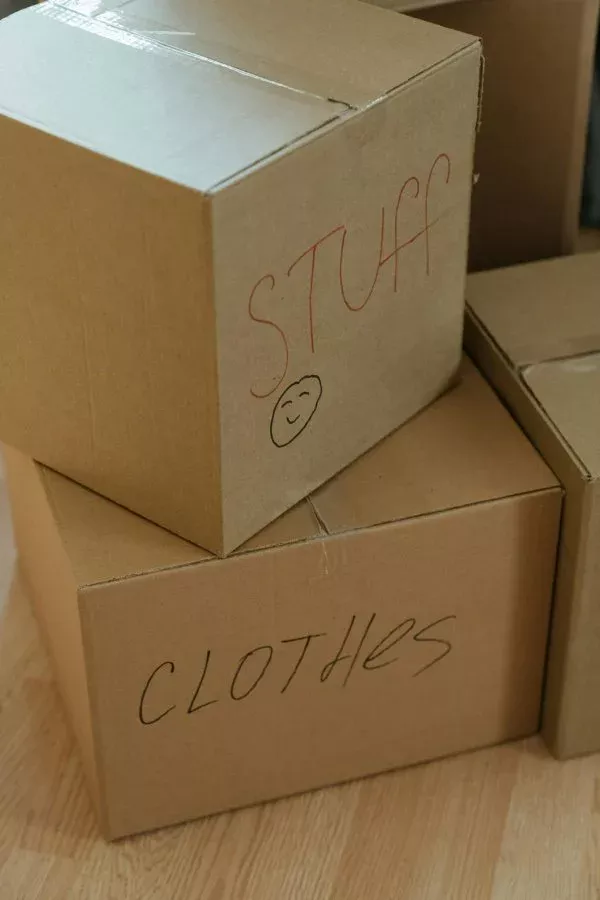 Properly labeling clothes for moving makes it organized and easier