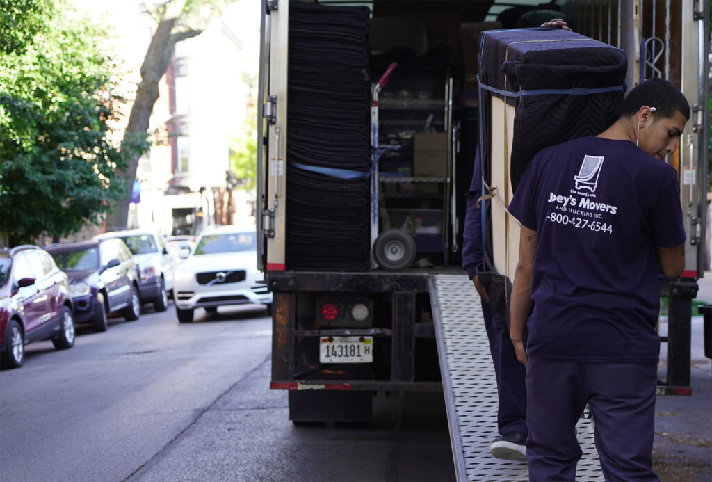 Trust professional movers to ship your belongings across the country.